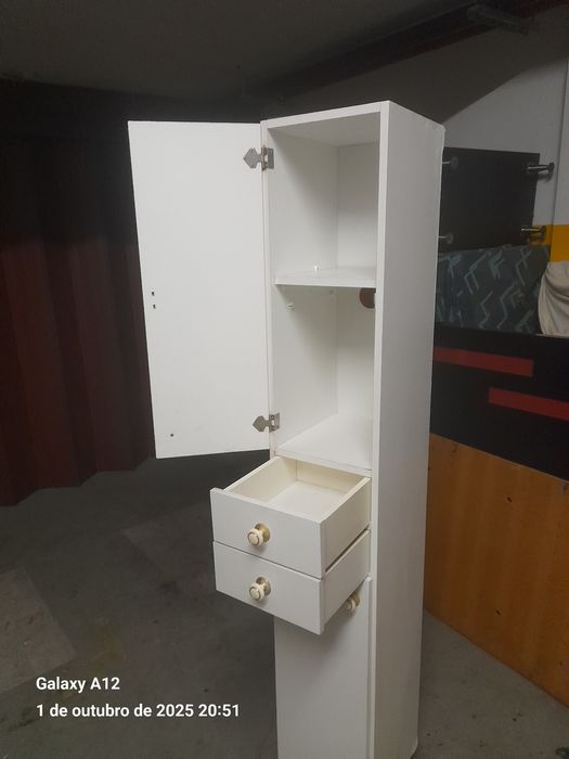 Movel alto e estreito portas e gavetas