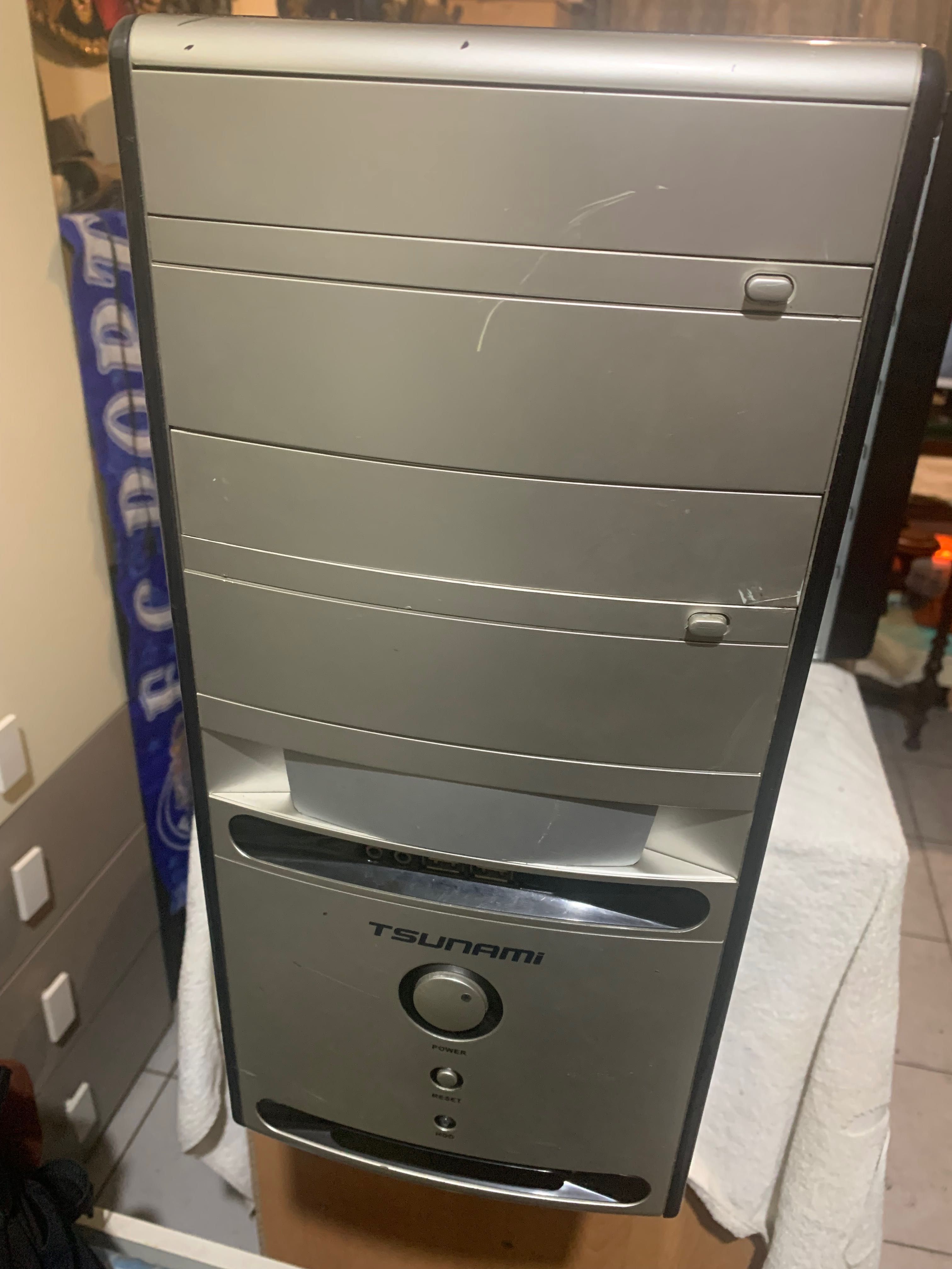Computador fixo a trabalhar bem