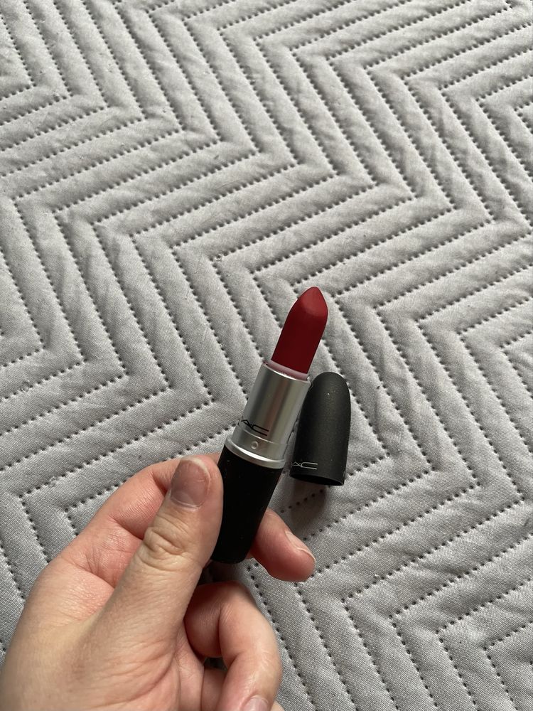 MAC Cosmetics matowa pudrowa pomadka do ust odcień 922 Werk Werk Werk