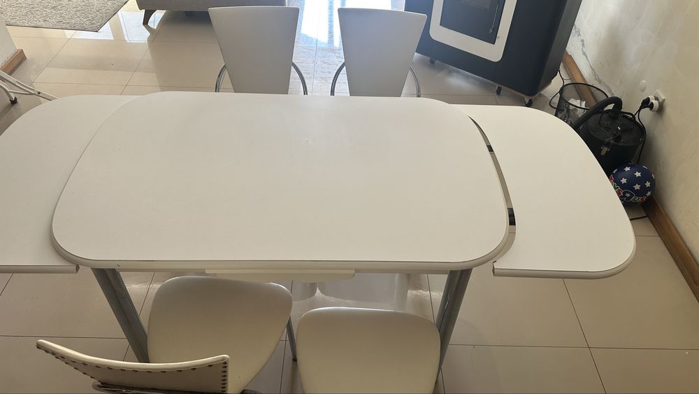Mesa de cosinha  completa  com cadeiras.