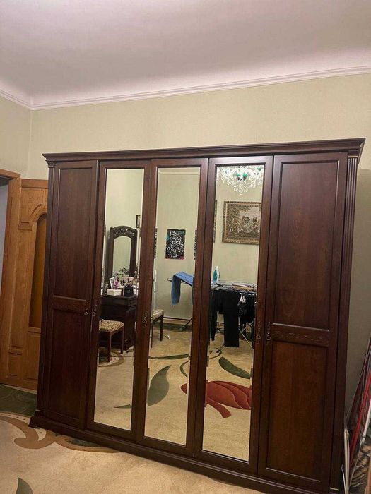 Продається дерев'яна шафа у гарному стані