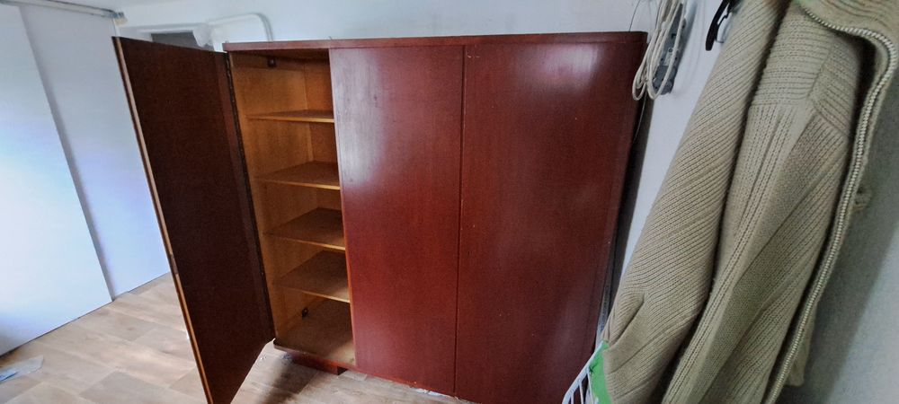 Dwie szafy trzydrzwiowe z historią