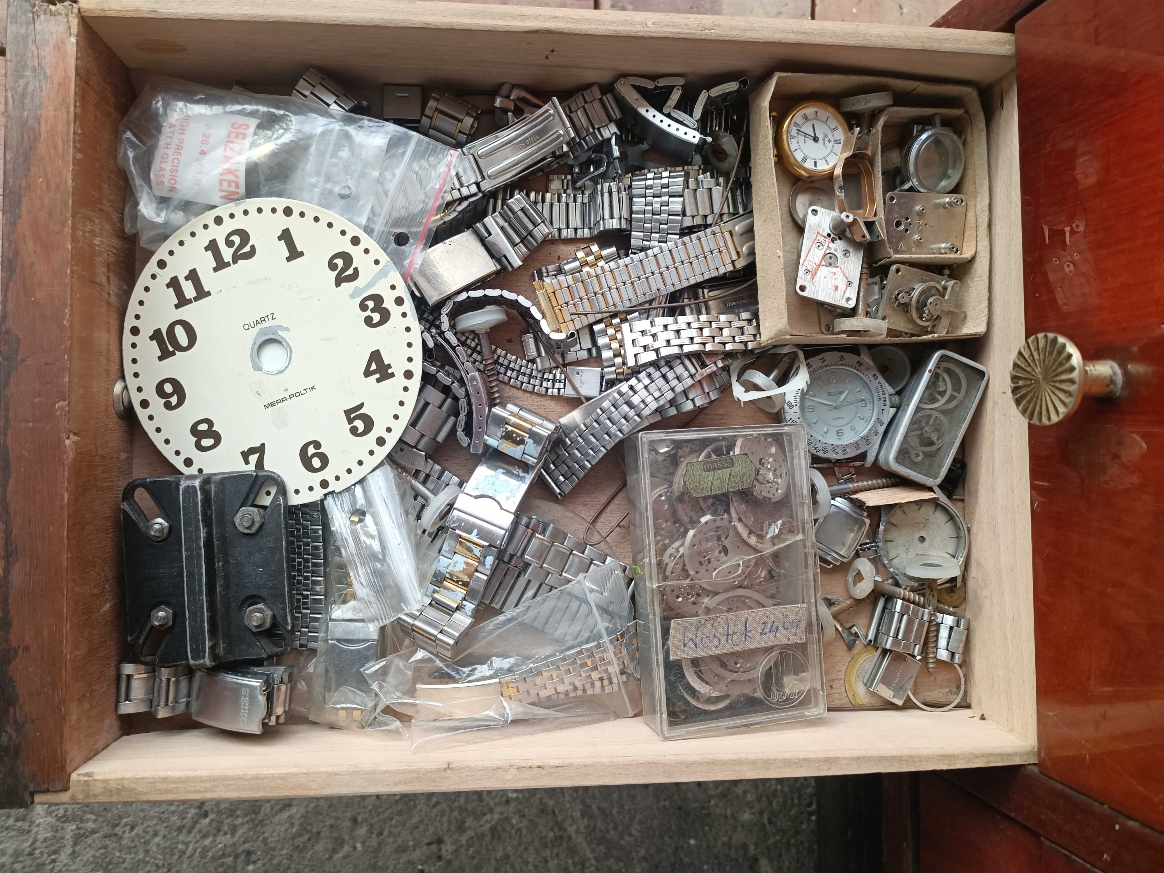 Stara szafka zegarmistrzowska z szufladkami ze szkiełkami sprężynami