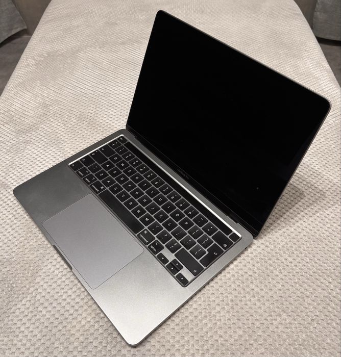 Macbook pro 13” - intel i5, 256GB, 8GB RAM