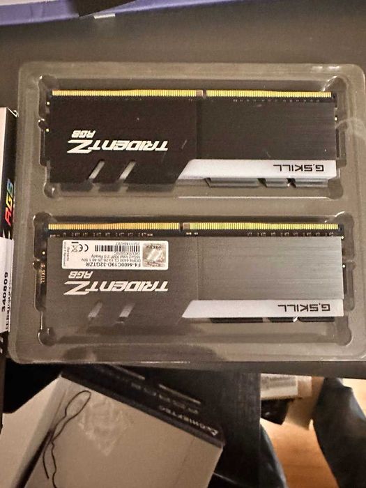 Trident Z RGB DDR4-4400 F4-4400C19D-32GTZR