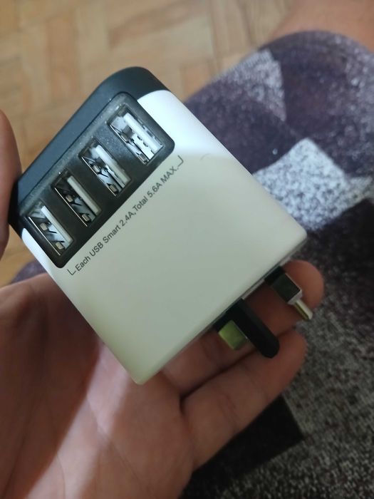 Carregadores multifunções e conecta em todos paises