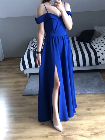 Długa niebieska sukienka na ramiączkach
