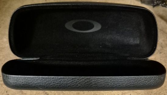 Nowe etui na okulary Oakley