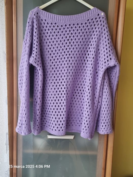 Lekki sweter ażurowy włoskiej produkcji