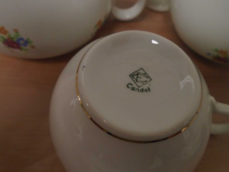 Serviço Chá  bonito e antigo. Cerâmica Candal