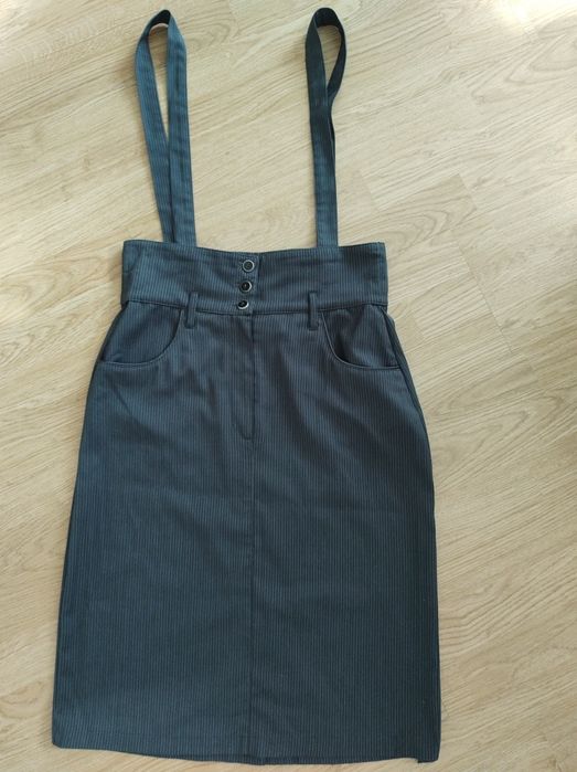 Ołówkowa spódnica na szelkach Orsay