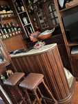 Móvel bar com 2 bancos altos