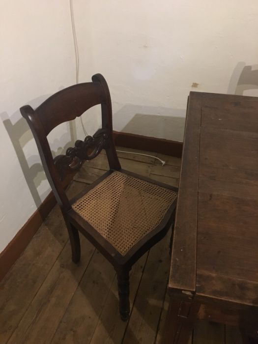 Mesa de sala antiga com seis cadeiras