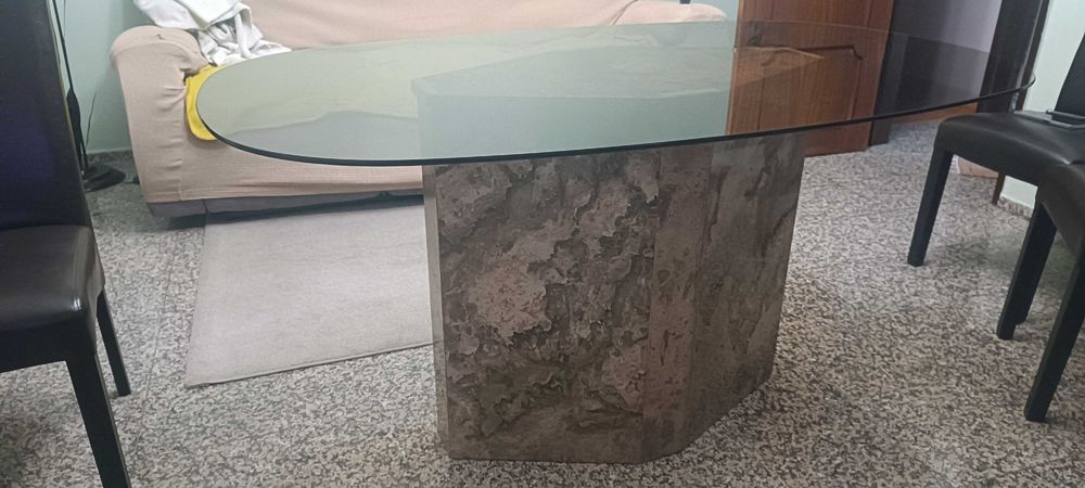 Mesa de vidro com pés de granito