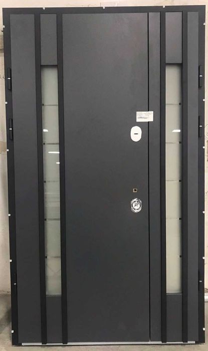 Вхідні двері захищені від вологи та сонця