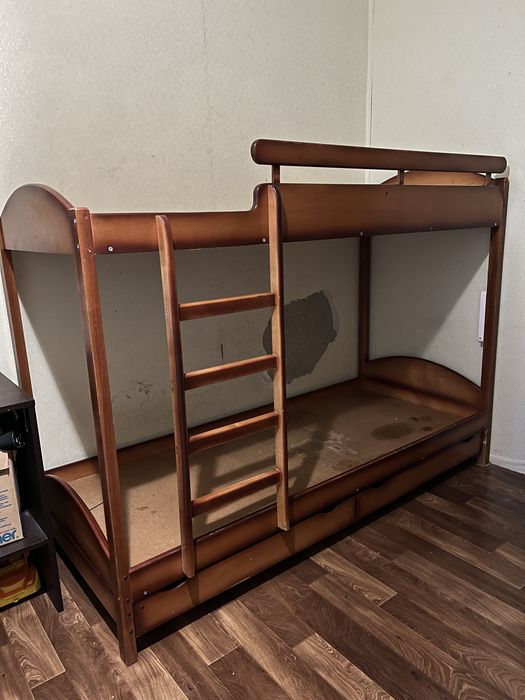 Двохярусне деревʼяне ліжко