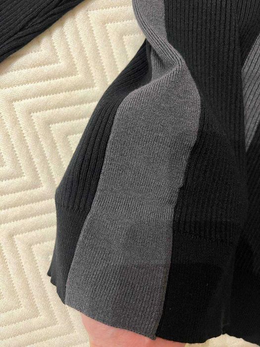 Chanel golf z wełny – ponadczasowa klasyka w czerni