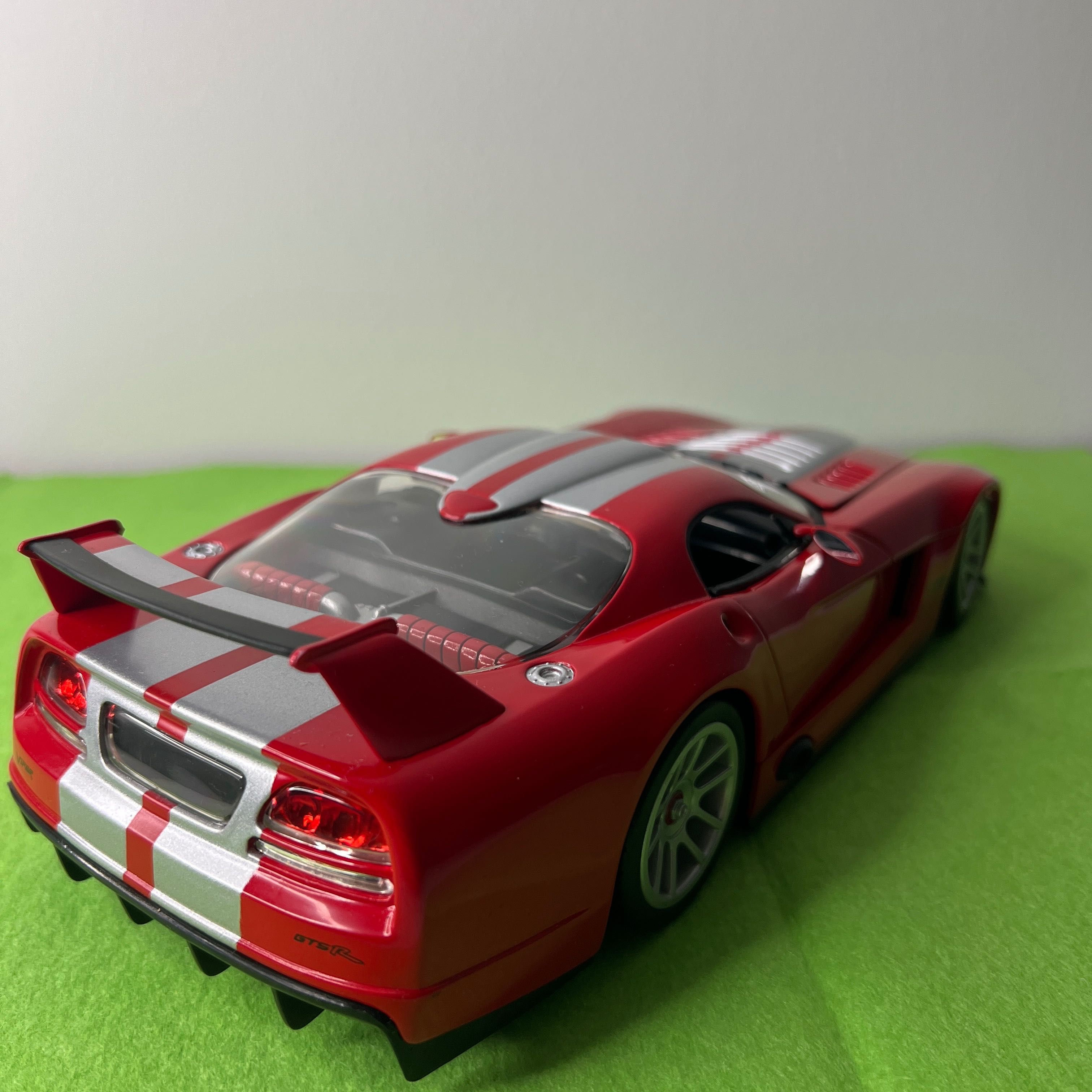 Dodge Viper GTS-R Hot Wheels 1:18 Diecast Miniatura com Base
