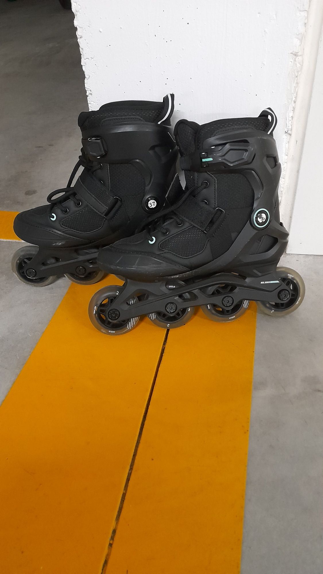 Patins em linha pretos, em muito bom estado