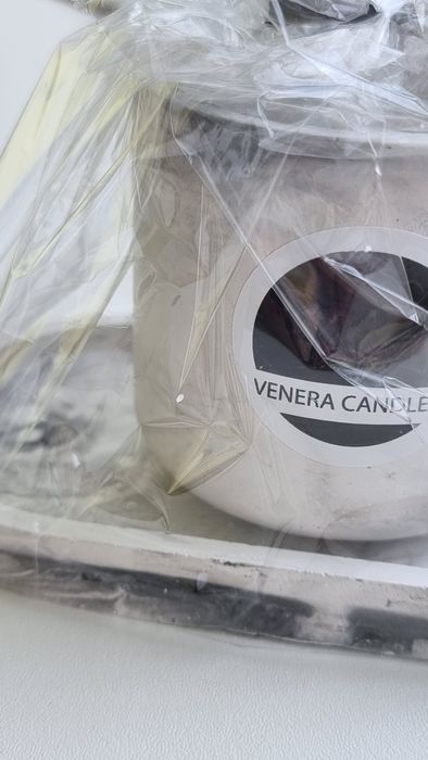 Ніжна свічка-повінія в гіпсовому кашпо