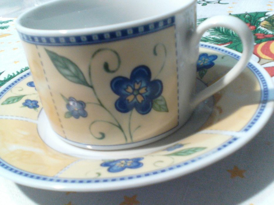 84D. Filiżanki 2 sztuki ze spodkami