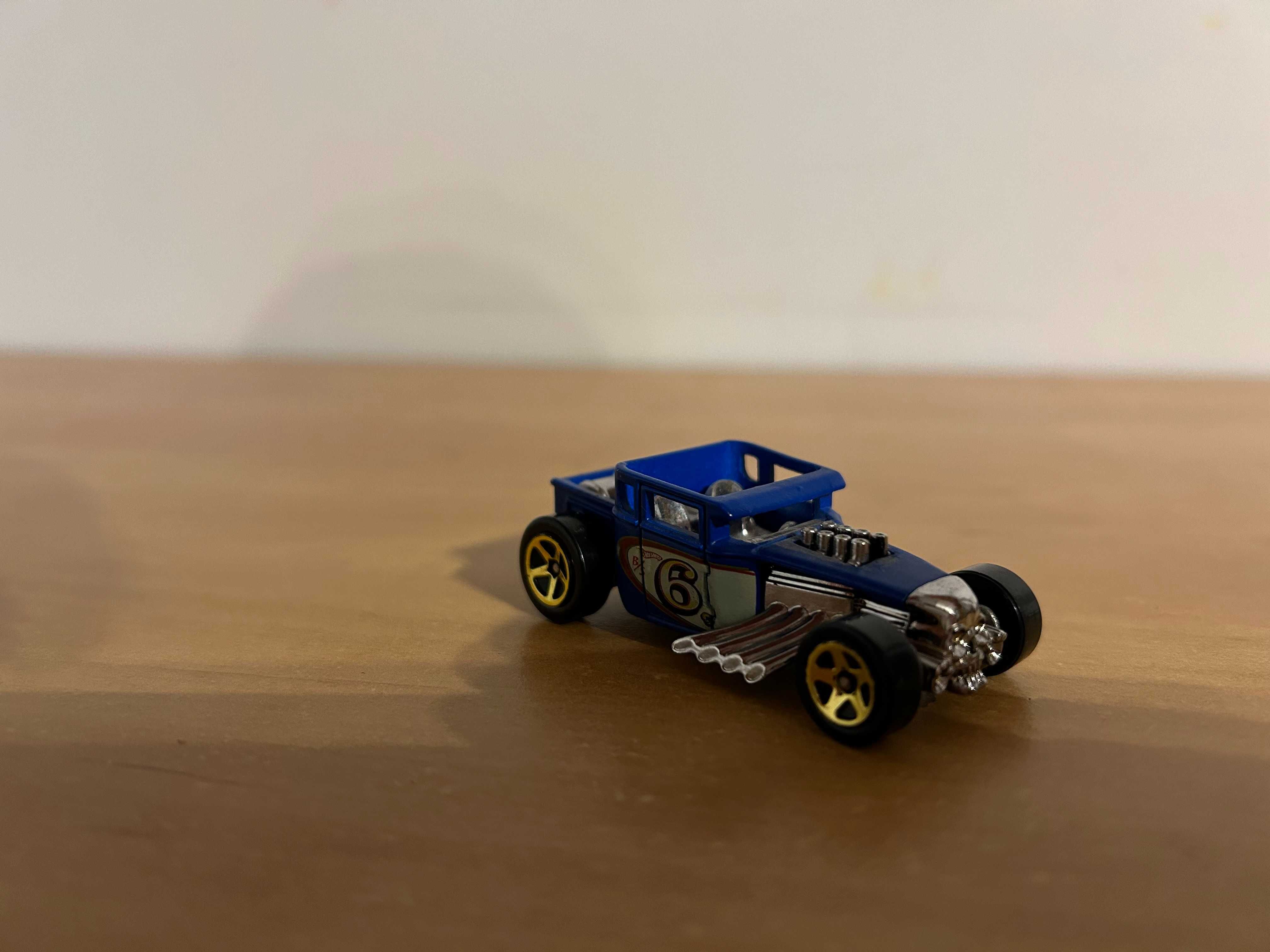Kolekcja Hot Wheels + 2 zestawy w gratisie (T-REX i Shark Park).