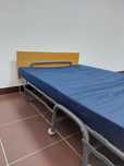 Cama com estrutura móvel em madeira