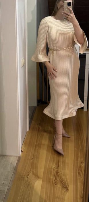 Святкова сукня  бежевого кольору