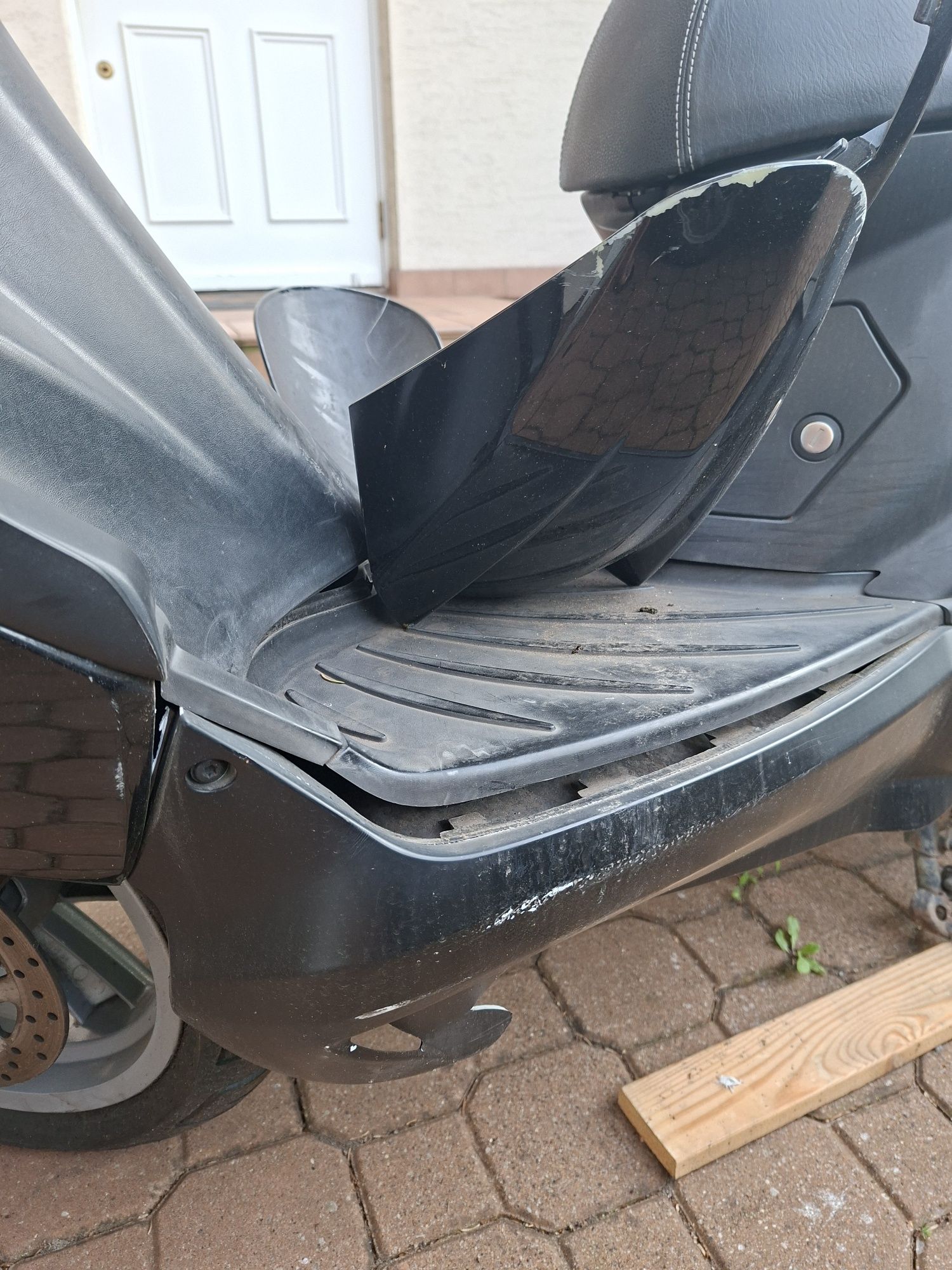 Sprzedam uszkodzony peugot sitistar 200