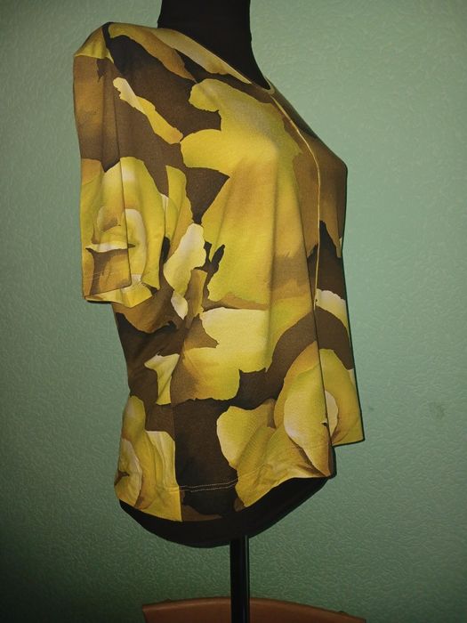 Футболка із золотими плямами