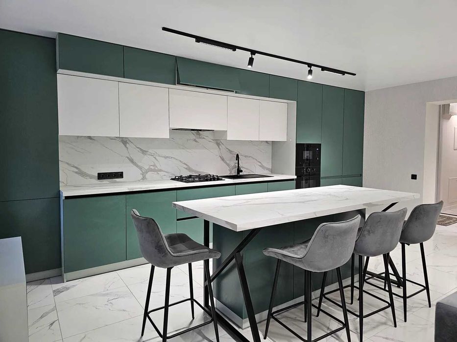 Двокімнатна з кухнею-студією біля стометрівки