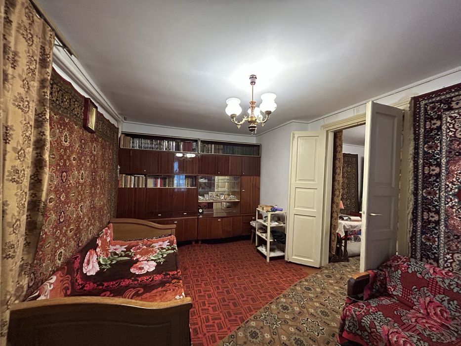 Центр, фасадна частина будинку по вулиці Юрка Тютюнника (Войкова)