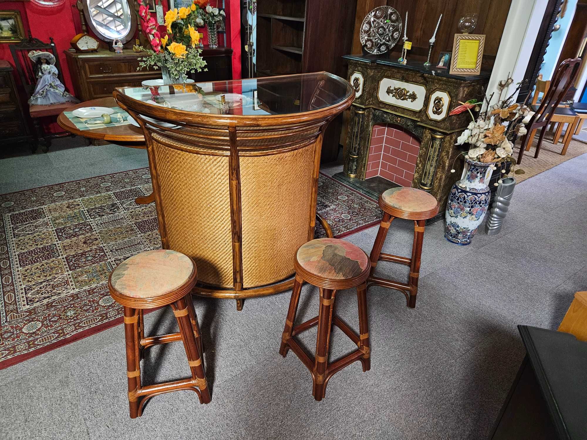 Conjunto de bar e três bancos altos - óptimo estado geral