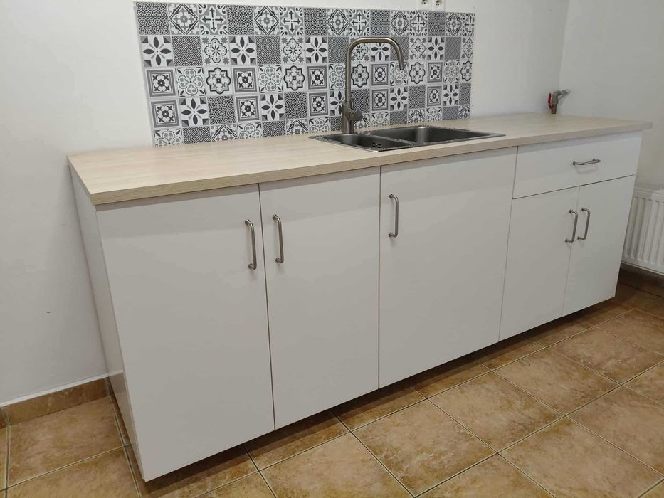 kuchnia w jasnych kolorach wraz z AGD