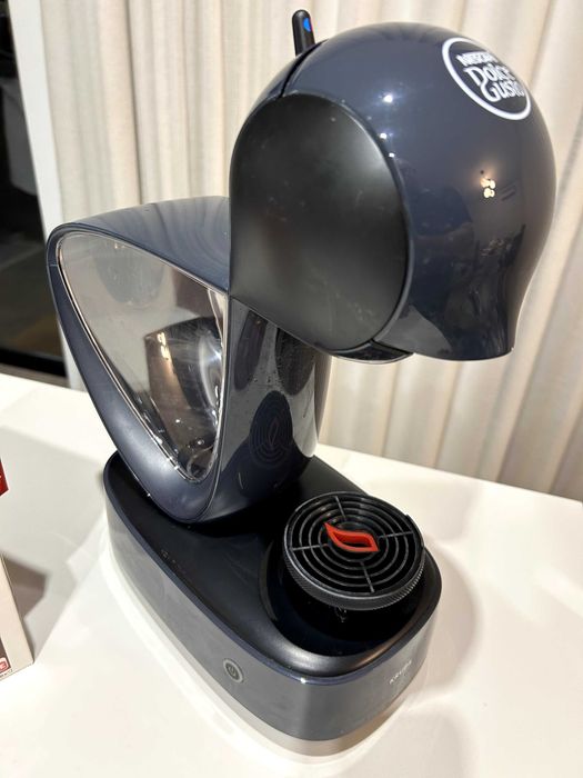 Máquina de café Dolce Gusto + suporte giratório + cápsulas