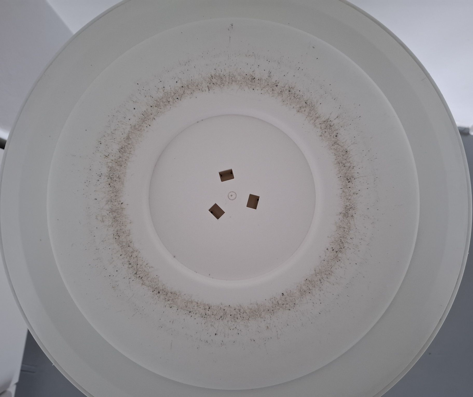 IKEA Nilserik stołek do biurka biały z szarym pokryciem.