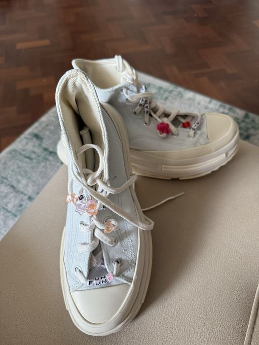 Converse sapatos azuis em sola alta