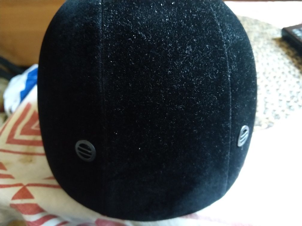 Kask jeździecki.