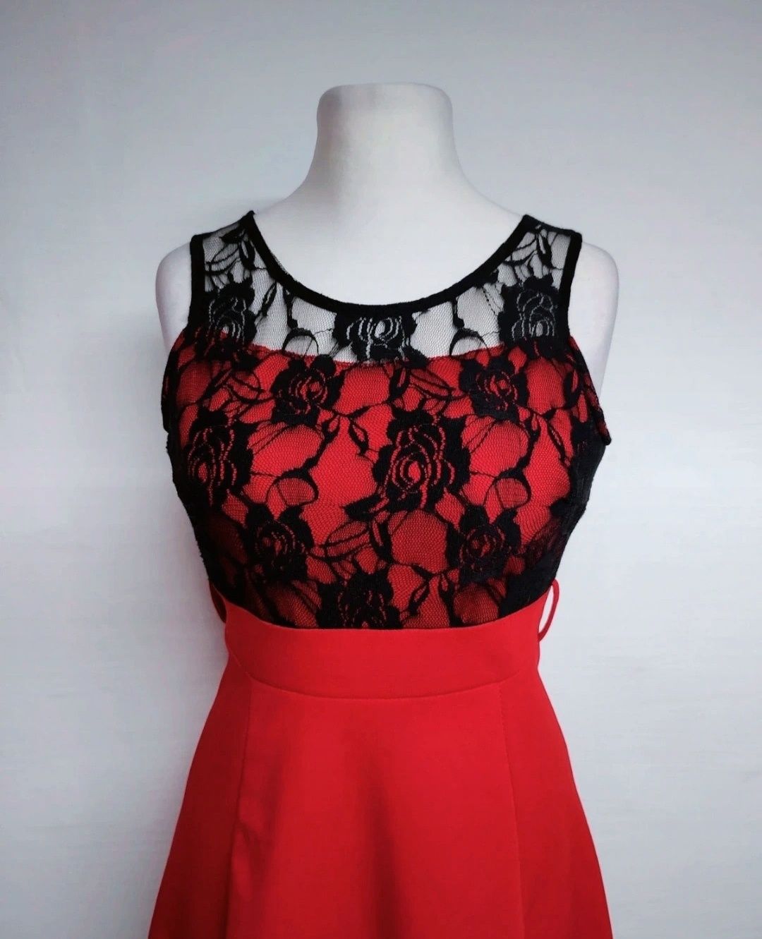 Czerwona sukienka krótka rozkloszowana z czarna koronk na walentynki r