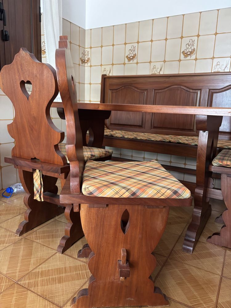 Mesa de Madeira com bancos