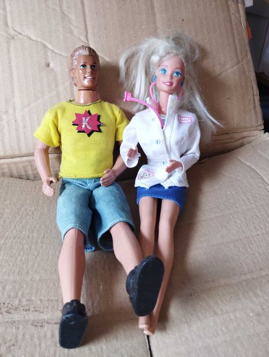 Várias Barbie e Ken