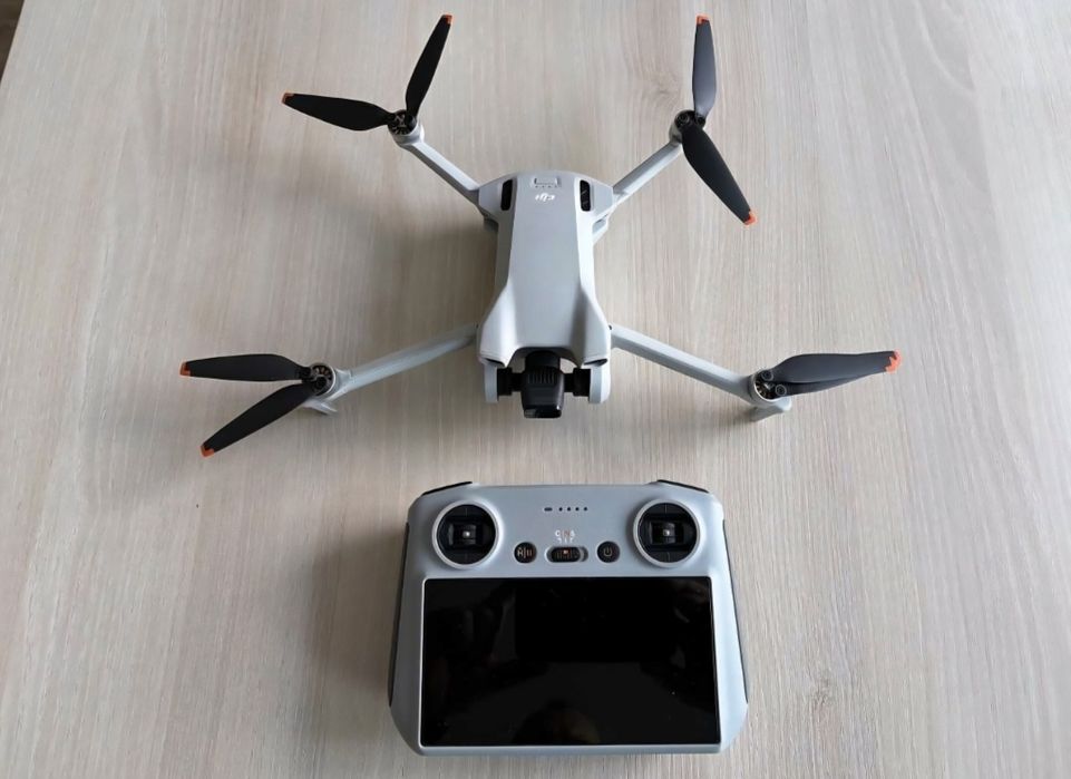 Dron DJi mini 3 z soczewkami, smyczką
