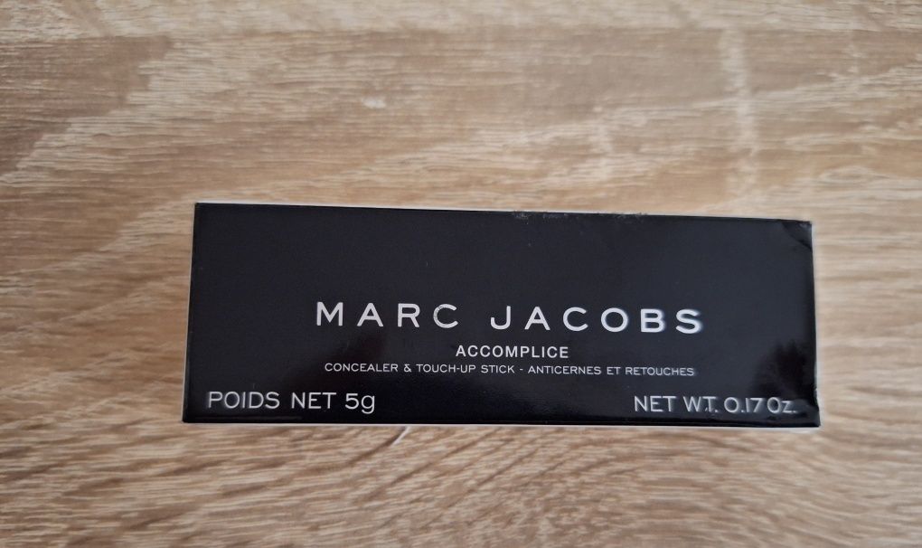 Nowy korektor I kredka w jednym Marc Jacobs kolor DEEP 59