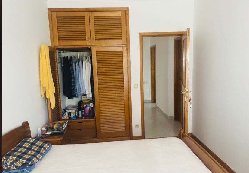 Quarto para arrendar próximo ao Vianense Futebol Clube.