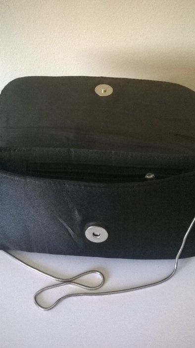 Vendo bolsa de mão em cetim preto para senhora, a bom preço!