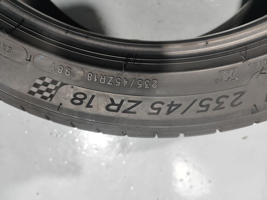 2 pneus semi novos 235-45ZR18 Michelin - Oferta dos Portes