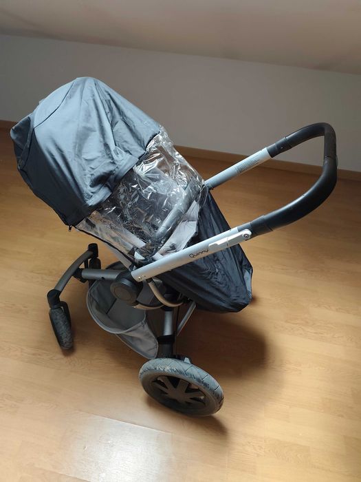 Carrinho de bebé Quinny Buzz Xtra com capa para a chuva