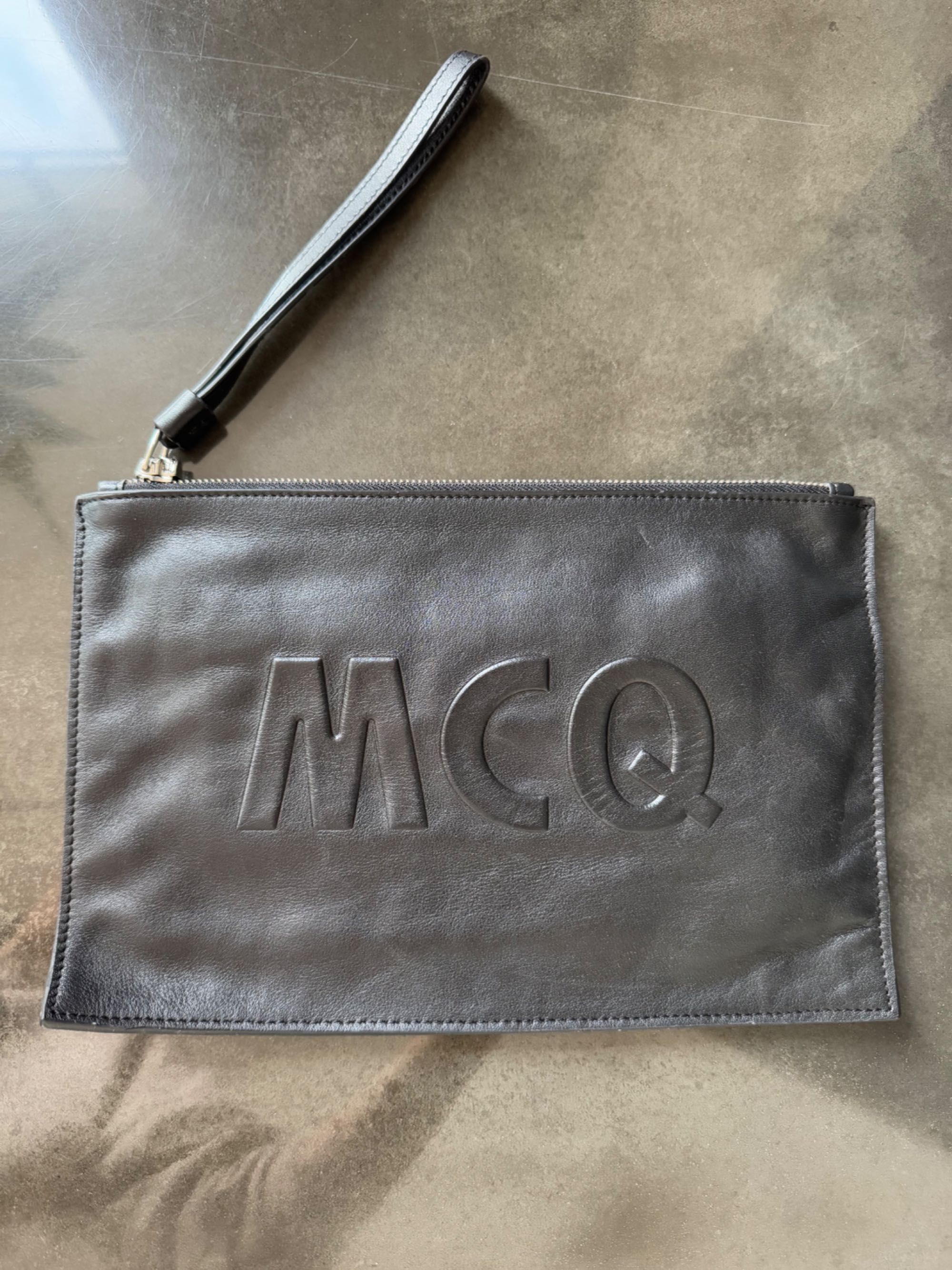 Czarna kopertówka na nadgarstek, MCQ by Alexander McQueen