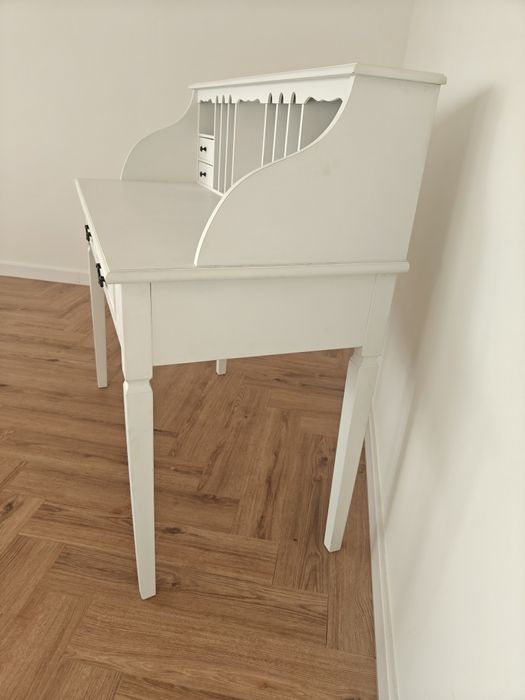 Sekretarzyk biały z nadstawką w stylu rustykalnym