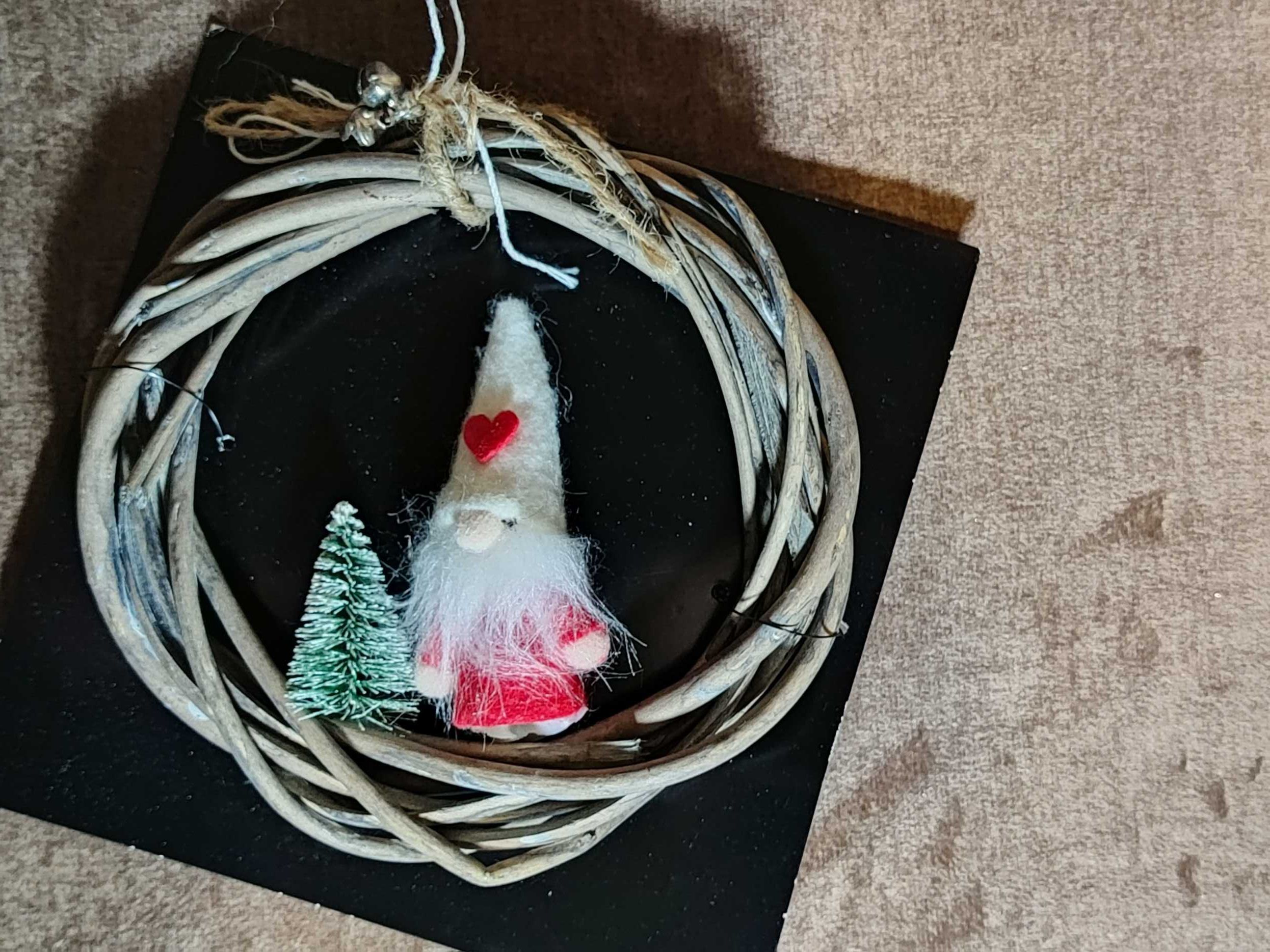 Wiklinowa zawieszka świąteczna z gnomem w białej czapce